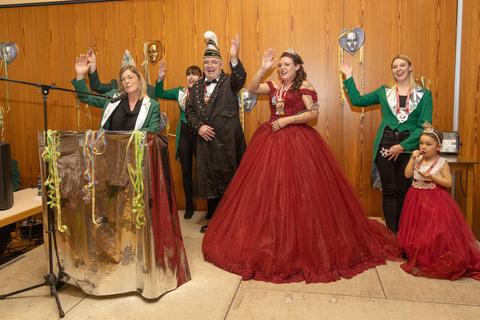 Das Prinzenpaar Viviane I (rotes Kleid) und Andreas II. (Zweiter von links) jubelt den Gästen zur Kampagneneröffnung zu. © Thorsten Gutschalk