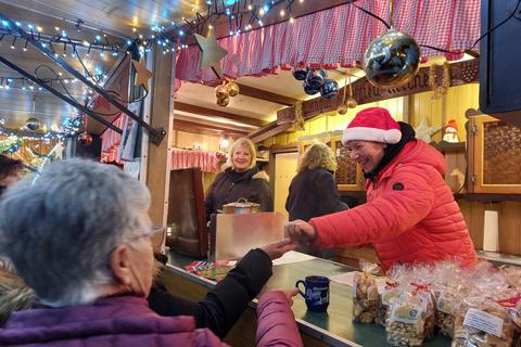 Heimeliges Weihnachtsflair kam am Wochenende beim Adventszauber auf. Hier die Bude vom MGV Sängerlust, an der es unter anderem heißen Kakao und Winzerglühwein gegeben hat.. Foto: Anja-Meike Müller