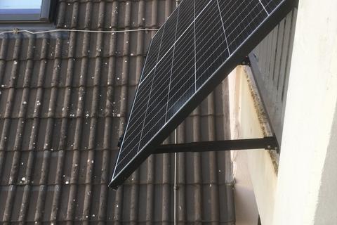 Solarmodule am Balkon können für den eigenen Strombedarf genutzt werden. Die Stadt Bürstadt hat dafür ein Förderprogramm aufgelegt. Foto: Heiner-Energie