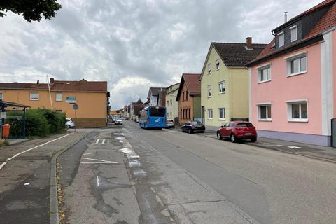 Busse sollen in der östlichen Nibelungenstraße auf der Fahrbahn anhalten, die Buchten verschwinden.