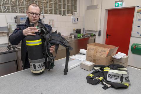 Atemschutzgerätewart Jens Held ist für alle Bürstädter Feuerwehren zuständig. © Thorsten Gutschalk