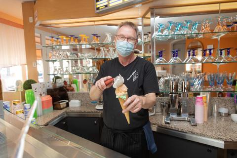 Mit Leidenschaft hat sich Jürgen Ruh dem Speiseeis gewidmet. Zum Saisonende wird seine Zeit im Eiscafé Kilian enden. Archivfoto: Gutschalk