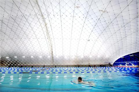 Eine Traglufthalle wie hier im Darmstädter Nordbad ermöglicht das Schwimmen zu jeder Jahreszeit. © Archivfoto: André Hirtz