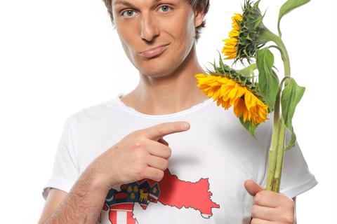Boris Stijelja propagiert Viagra als Frischekur für Blumen – eine seiner unkonventionellen Lebensweisheiten. Foto: Stadt Bürstadt