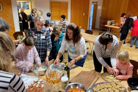 Beim Kochfest Bürstadt gab es ein Buffet mit Gerichten aus verschiedenen Ländern der Welt, das die Teilnehmer zusammen zubereitet hatten. Foto: Interkulturelles Büro Bürstadt
