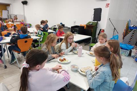 Jeden Morgen starten die 90 Ferienspielkinder in ihrem Flugzeug, der Mensa, mit einem gemeinsamen Frühstück. Danach geht es in verschiedenen Gruppen in verschiedene Länder. Anja-Meike Müller