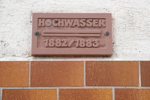 An welchem Gebäude in der Stadt befindet sich die Hinweistafel auf das Rheinhochwasser? Thorsten Gutschalk