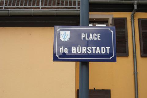 Knapp 100 Meter vom Rathaus entfernt erinnert der „Place de Bürstadt“ in Wittelsheim an das 25-jährige Bestehen der Städtepartnerschaft.
