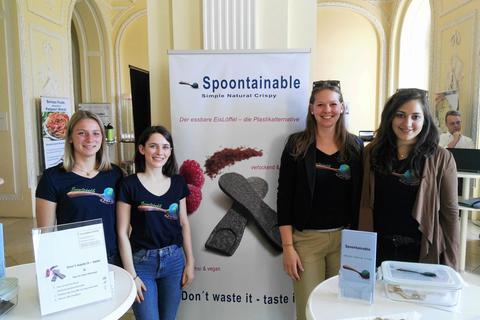 Die Unternehmerinnen bei einer Messe: Daniela Riekert, Karla Knecht, Julia Piechotta und Amelie Vermeer (von links). Foto: Spoontainable