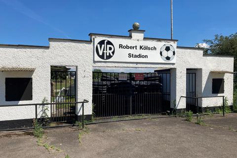 Über dem Eingangstor des Stadions in Bürstadt stand ab 1995 der Name von Robert Kölsch, der sich in den goldenen Jahren des VfR sehr stark für den Verein engagiert hat. © Oliver Lohmann