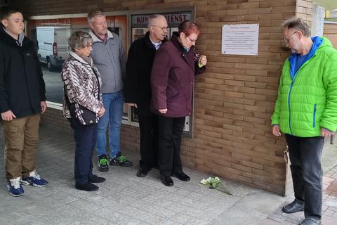 Bürstädter Bürger gedachten der jüdischen NS-Opfer an der Gedenktafel in der Mainstraße.