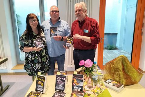 Organisatorin Beate Fritz mit Ehemann Klaus und dem Bürstädter Autor Roland Kirsch (von links) bei der Veranstaltung „Krimi trifft Kirche". Helmut Kaupe