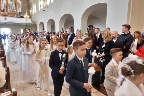 Freude, Aufregung und Stolz sind den Kindern anzusehen, als sie in die Pfarrkirche Sankt Michael einziehen. Foto: Anja-Meike Müller