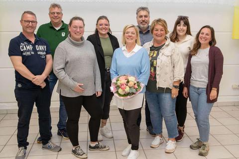 Sandra Beilstein, seit 2016 Präsidentin der Vereins AG, wird mit Blumen aus ihrem Amt verabschiedet. Das übernimmt ab sofort Viviane Mallig (Vierte von links). Thorsten Gutschalk