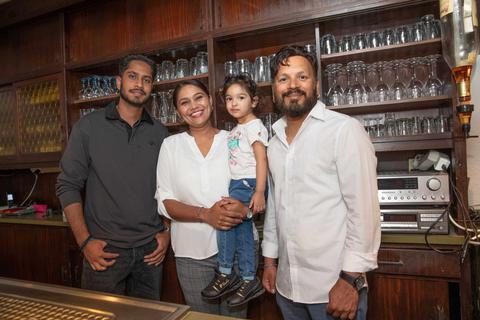Manjit Kumar (rechts) ist der neue Pächter der Vereinsgaststätte. Auch die Familie mit Sohn Harash Ram (von links), seiner Ehefrau Sonia Nath und seiner Tochter Manvi Kumar freut sich auf die neue Aufgabe. Thorsten Gutschalk