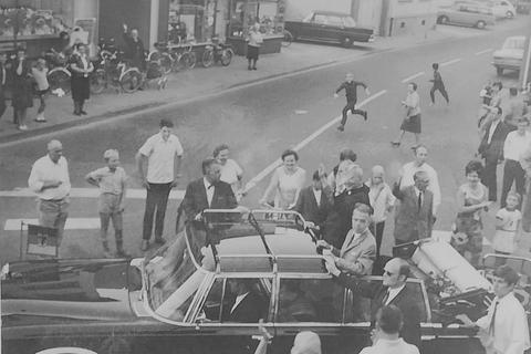Bundeskanzler Kurt Georg Kiesinger (im Wagen stehend, das Gesicht von einer winkenden Hand verdeckt) macht kurz vor der Wahl eine Stippvisite in Bürstadt.Repro: Helmut Kaupe 