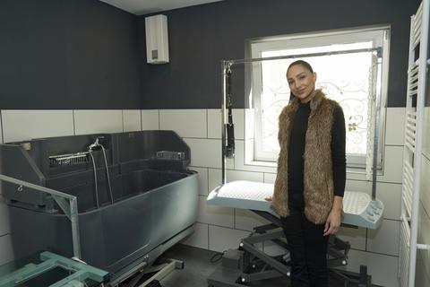 Noch wurde hier kein Hund shampooniert und frisiert, aber Hundefriseurin Dora Selemidou hat alles für die Eröffnung vorbereitet. Thorsten Gutschalk
