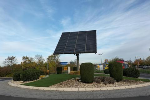 Das „Sonnensegel“ gilt als Symbol für die Sonnenstadt Bürstadt und ziert die Verkehrsinsel in Richtung Norden. Foto: Helmut Kaupe