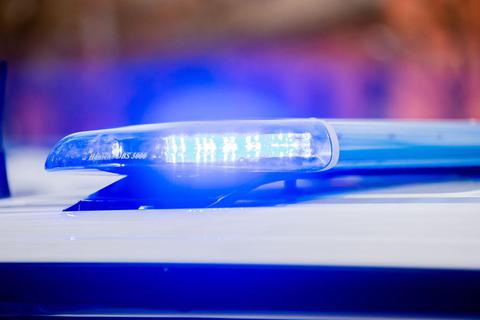 Das Blaulicht eines Polizeifahrzeuges leuchtet. Smbolfoto: Christoph Soeder/dpa 