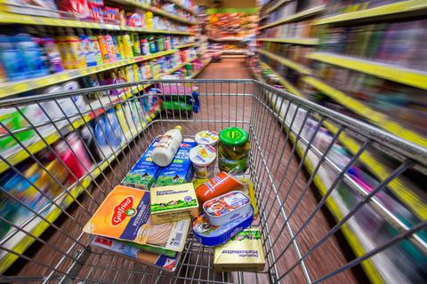 Die Bürstädter achten auf Angebote und kaufen verstärkt preisgünstige Eigenmarken der Supermärkte. Archivfoto: dpa
