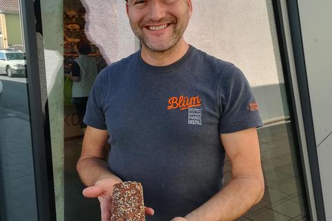 Bäckermeister Andreas Blüm hat für den kleinen „Kraftprotz“ ein spezielles Herstellungsverfahren entwickelt. Foto: Helmut Kaupe
