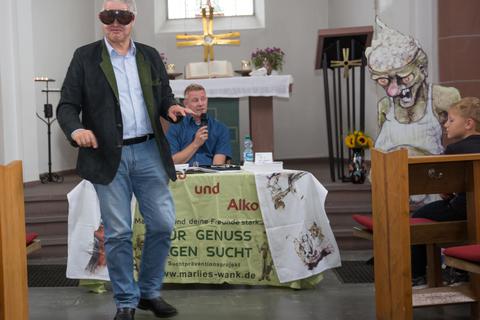 Gerhard Weitz (vorne) führt zu den Erläuterungen von Burkhard Vetter (hinten) mit unsicherem Gang und leicht schwankend die „Alkoholbrille“  vor. Foto: Thorsten Gutschalk