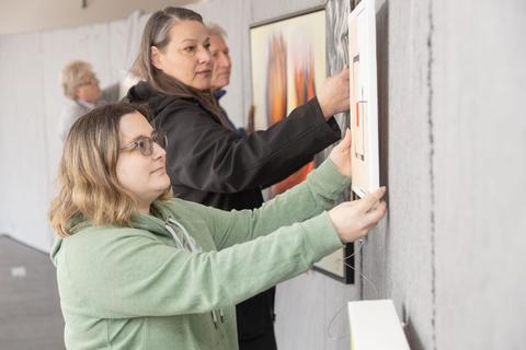 Tanja Dexler, Jana Haft und Volker Senzel vom Bürstädter Künstlerverein sind auch bei der Ausstellung in Heppenheim vertreten.