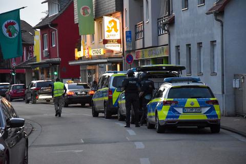 Nach den Anrufen eines vermeintlichen Amokläufers rückte die Polizei in Einhausen mit einem Großaufgebot an. Foto: 5vision Media