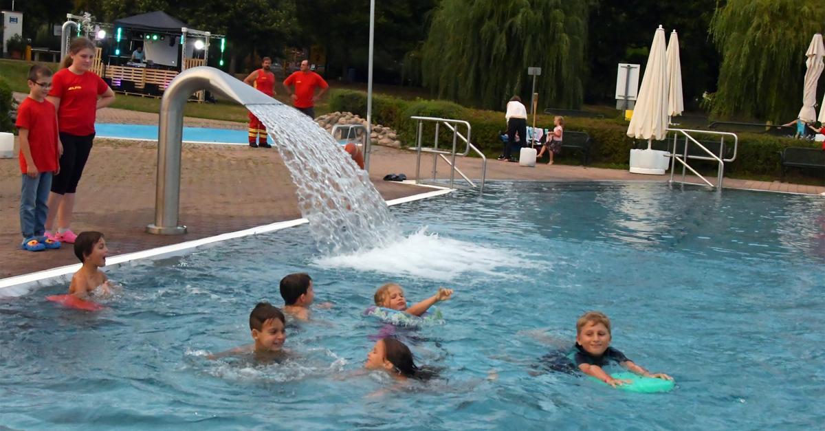 Nachtschwimmen bei Loungemusik im Fürther Freibad