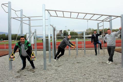 Initiatoren der neuen Calisthenics-Anlage zeigen, wie es geht: von links Christian Keil (SV Fürth), Valeri Biljuk (SV), Mark Lang (FC) und Philip Konrad (SV). Foto: Axel Künkeler