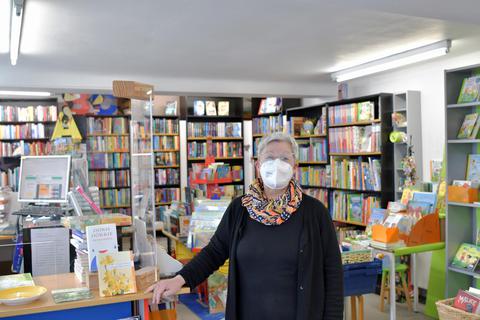 Doris Helferich von der Fürther Buchhandlang „Am Rathaus“ macht von ihrem Hausrecht Gebrauch und schreibt vor, dass ihre Kunden sich und die Angestellten mit dem Tragen einer Maske schützen. Foto: Dagmar Jährling