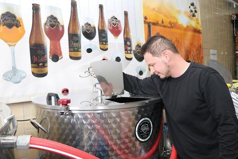 Marcel Alberti und seine Frau Anna gründeten 2015 „Brewers Fantasy“ im Fürther Ortsteil Erlenbach. Dort werden auch regelmäßig Braukurse und Tastings angeboten. © Archivfoto: Katja Gesche
