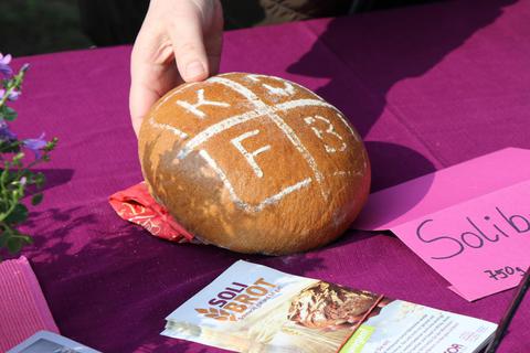Bei der Solibrot-Aktion werden jedes Jahr Spenden für internationale Hilfsprojekte gesammelt. Das hier gezeigte Brot trägt das Logo des katholischen Frauenbundes Deutschland. Archivfoto: Katja Gesche