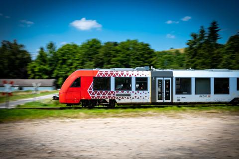 Auf der Strecke der Weschnitztalbahn zwischen Weinheim und Fürth setzt die DB Region den Busersatzverkehr fort. Archivfoto: Sascha Lotz