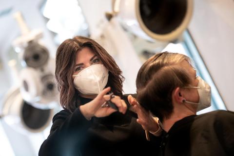 Die Vorsichtsmaßnahmen für einen Haarschnitt – wie hier bei Martina Schmitt im Rimbacher Friseursalon Leininger – gehen vielen Kunden zu weit. Foto: Sascha Lotz