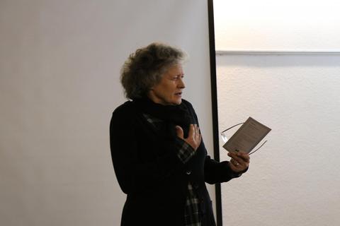 Marei Krämer engagiert sich für Überlebende des Holocaust. Im Feriendorf Kröckelbach stellt sie ihr Video vor, dass die Arbeit von ihr und anderen Helfern dokumentiert. Foto: Katja Gesche
