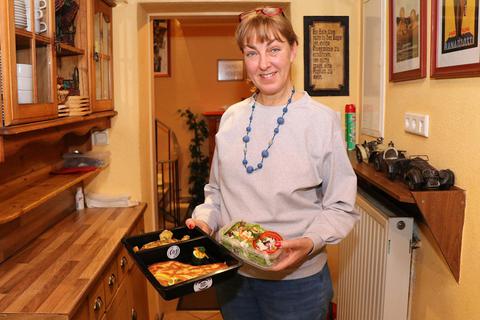 Ob Salat, Bratkartoffel oder Schnitzel: In der Rimbacher „Krumm Stubb“ setzt Inhaberin Susanne Scheller auf Pfandboxen für das Essen zum Mitnehmen. © Katja Gesche
