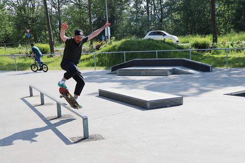 Philipp Jodes demonstriert auf dem sanierten Skateplatz in Fürth sein Können. Katja Gesche