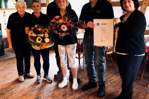 Margarethe Bitsch, Michaela Wolf, Jan, Margot und Uwe Bitsch sowie Christine Friedrich (von links) beim Überreichen der Dehoga-Urkunde. © Dehoga Hessen