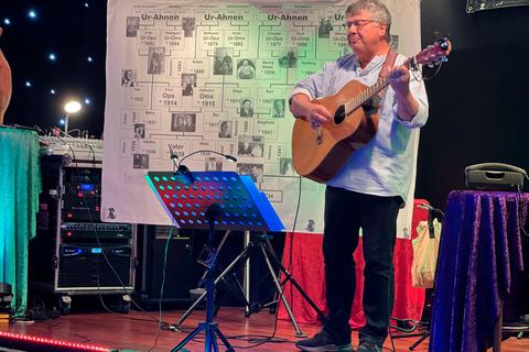 Jürgen Poth erheitert das Publikum in Ellenbach. Meike Paul