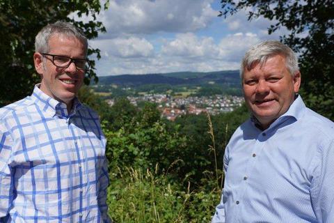 Mit Blick über Fürth und seine Wälder: Landrat Christian Engelhardt (links) informierte sich bei Bürgermeister Volker Oehlenschläger. Foto: Gemeinde Fürth