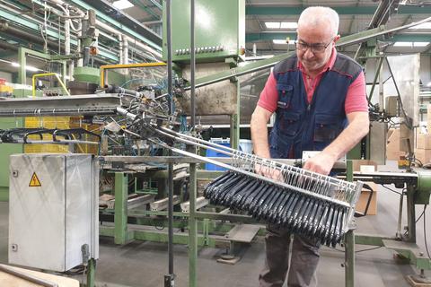 Hüseyin Ugur arbeitet seit 34 Jahren bei der Firma Cortec in Wahlen. Dort werden pro Monat sechs Millionen Kleiderbügel produziert. © Bernd Sterzelmaier