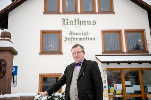 Bürgermeister Markus Röth vor dem Rathaus in Grasellenbach. Foto: Sascha Lotz
