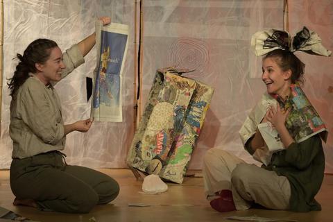 Um Papier und Musik, aber auch um Freundschaft geht es im Stück „Geknitter Gewitter“ mit Ann Kathrin Kuppel und Lina Zimmer (rechts). Foto: Hof-Theater-Tromm