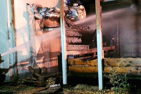 In der Nacht waren Hackschnitzel auf dem Gelände des Grasellenbacher Holzwerks Monnheimer in Brand geraten. Die Feuerwehr konnte Schlimmeres verhindern. Foto: Astrid Wagner