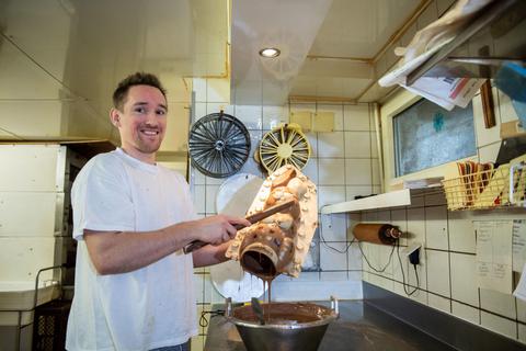 Christopher Dörsam gießt die süßen Schokoladen-Hasen in seiner Backstube. Foto: Sascha Lotz