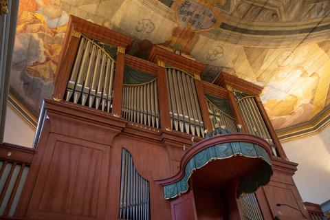 Die Dietz-Orgel aus dem Jahr 1814 und die Kirchendecke strahlen nach der Sanierung in neuem Glanz. Foto: Thorsten Gutschalk