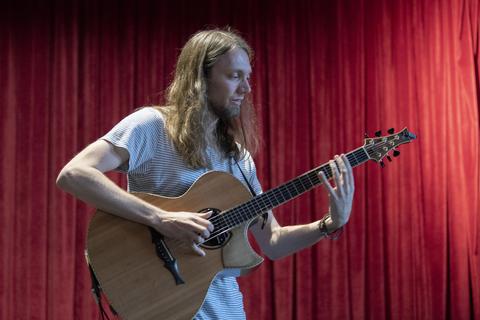 Beim „Gitarrenzauber“ haben Künstler das Publikum über die Jahre immer wieder beeindruckt. So auch Mike Dawes 2018 mit seiner besonderen Spieltechnik. © Archivfoto: Robert Heiler