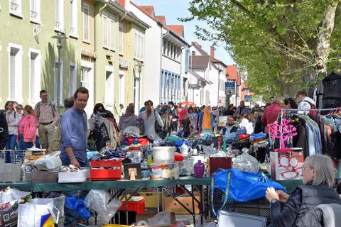 Großer Andrang herrscht beim Heppenheimer Innenstadt-Flohmarkt. Dagmar Jährling