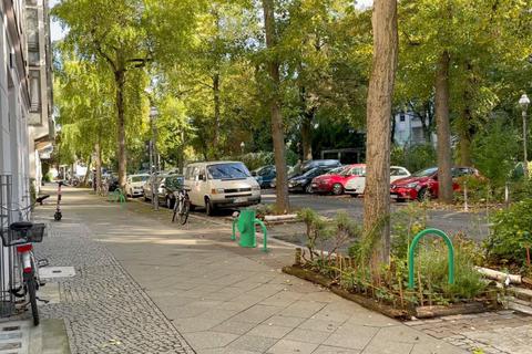 Das Rohrleitungssystem „Nessi“ schlängelt sich den Gehweg entlang und ploppt an Bäumen als grünes Designobjekt auf. Computersimulation: Kim Kuhl/Ines Grabner 